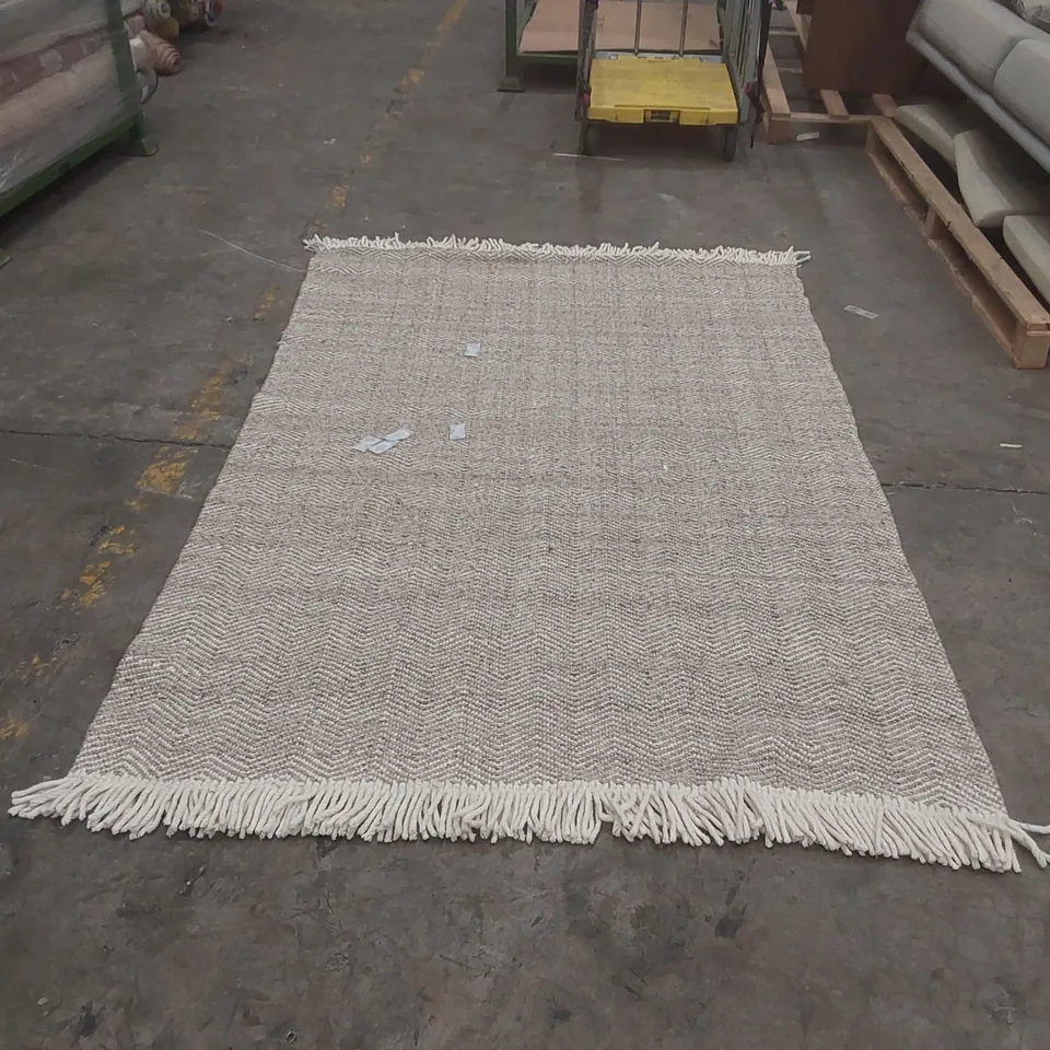 QUALITY DESIGNER AREA RUG - APPROXIMATELY 230 x 157cm