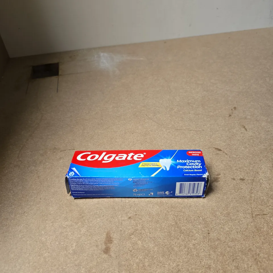 APPROXIMATELY 15 ASSORTED COSMETIC ITEMS INCLUDING SQUATCH COASTAL MIST SOAP , JOHN FRIEDA CONDITIONER AND COLGATE TOOTHPASTE