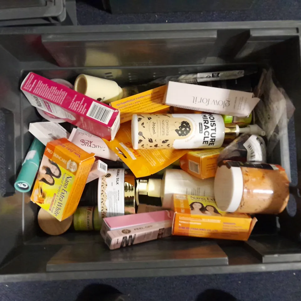 APPROXIMATELY 20 ASSORTED HEALTH & BEAUTY ITEMS TO INCLUDE - CHILD'S FARM SHAMPOO, NIZORAL SHAMPOO AND TROPIC HAND CREAM