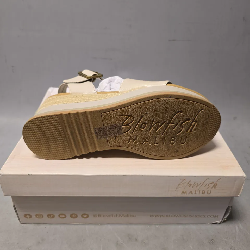 BOXED PAIR OF BLOWFISH MALIBU SANDALS IN OFF WHITE SIZE 5