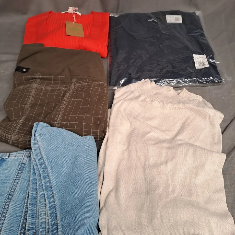 BOX OF APPROXIMATELY 25 ASSORTED CLOTHING ITEMS TO INCLUDE -  SHORTS , POLO SHIRT , TOP ETC