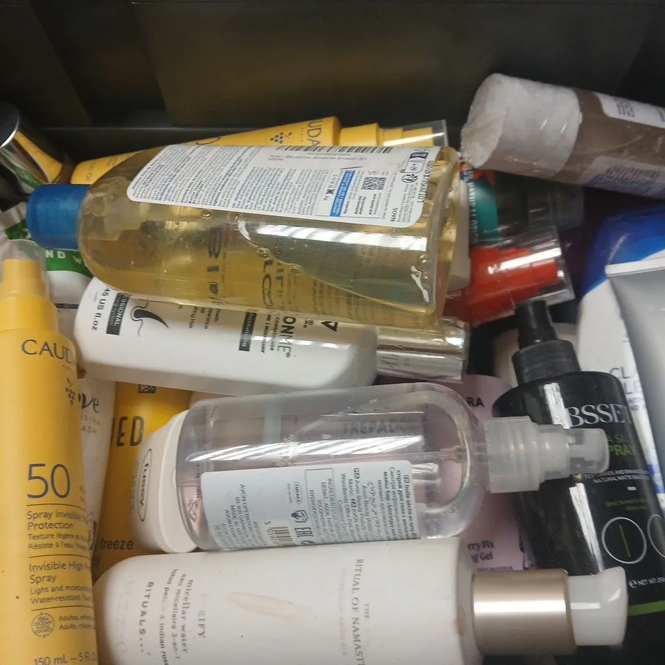 APPROXIMATELY 20 ASSORTED HEALTH & BEAUTY PRODUCTS TO INCLUDE CAUDALIE PROTECTION SPRAY, WATERMANS CONDITONER, HEAD & SHOULDERS SHAMPOO, ETC - COLLECTION ONLY