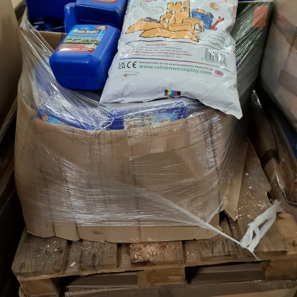 PALLET CONTAINING A LARGE QUANTITY OF 15KG BAGS OF ECO PLAY SAND AND 2.5KG PATIO MAGIC