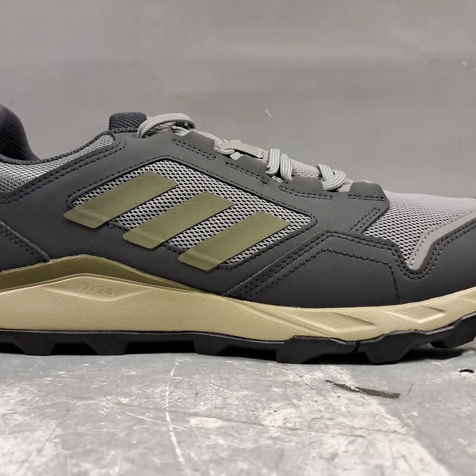 BOXED PAIR OF ADIDAS MEN'S TERREX TRACEROCKER 2 GTX SHOES IN GREY/OLIVE UK SIZE 11.5