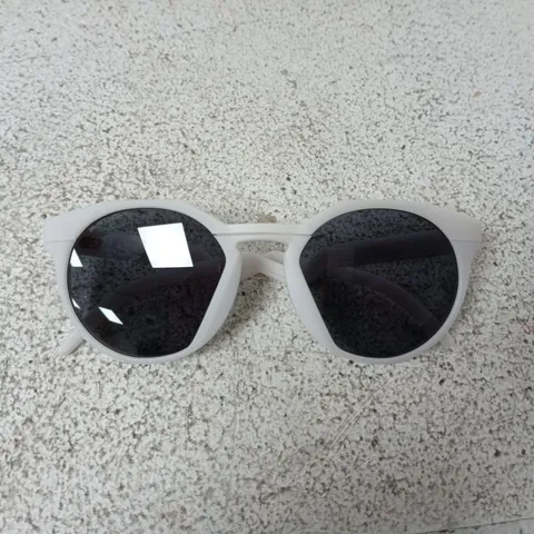OAKLEY WHITE SUNGLASSES