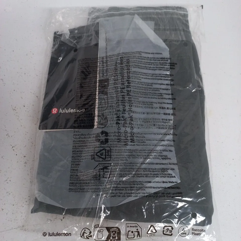 LULULEMON PACE BREAKER SHORT 7-INCH INSEAM – L