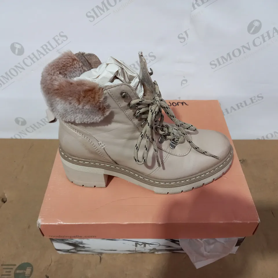 BOXED PAIR OF MODA IN PELLE BOOTS - SIZE 38