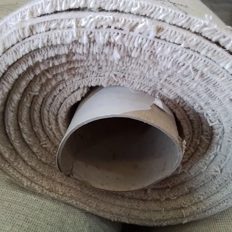 ROLL OF QUALITY LINGDALE MALHAM CARPET APPROXIMATELY 4M × 6.08M