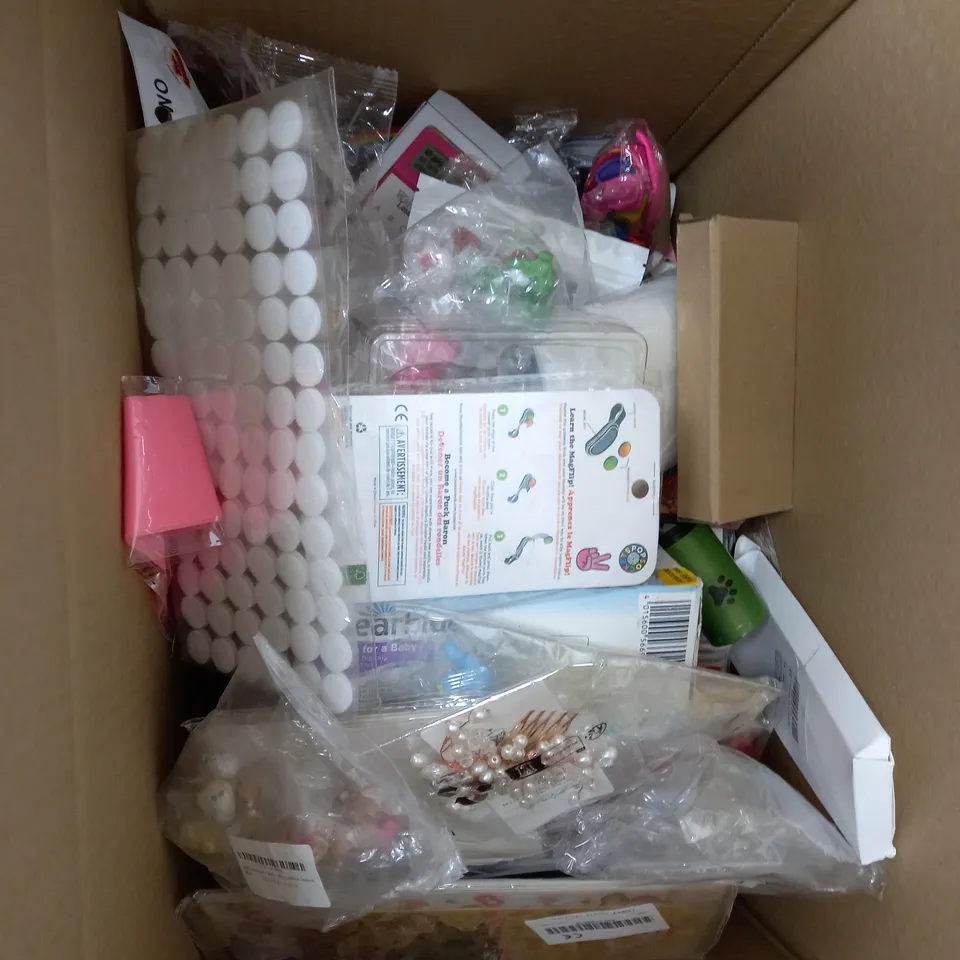 BOX OF ASSORTED ITEMS - TO INCLUDE - SUN SET PICTHER / SUPER MARIO TOYS / LIGHTING AV ADAPTER 