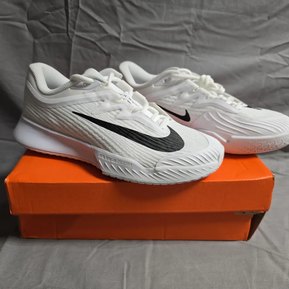 BOXED PAIR OF NIKE WOMENS ZOOM VAPOR 3 HC TRAINERS IN WHITE/BLACK SIZE UK 4.5