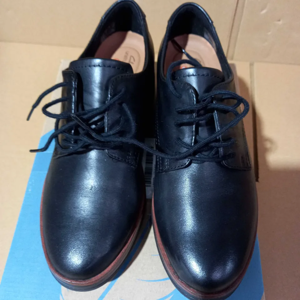 BOXE PAIR OF OUTLET CLARKS SHAYLIN LACE UP SHOE SIZE 5 BLACK