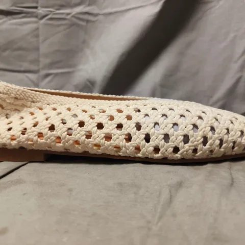BOXED PAIR OF TOPSHOP SLIP-ON FLAT SHOES IN WHITE SIZE 9