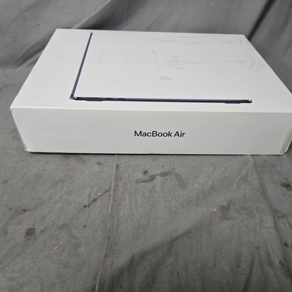 APPLE MACBOOK AIR LAPTOP – SILVER. DAMAGE TO SCREEN