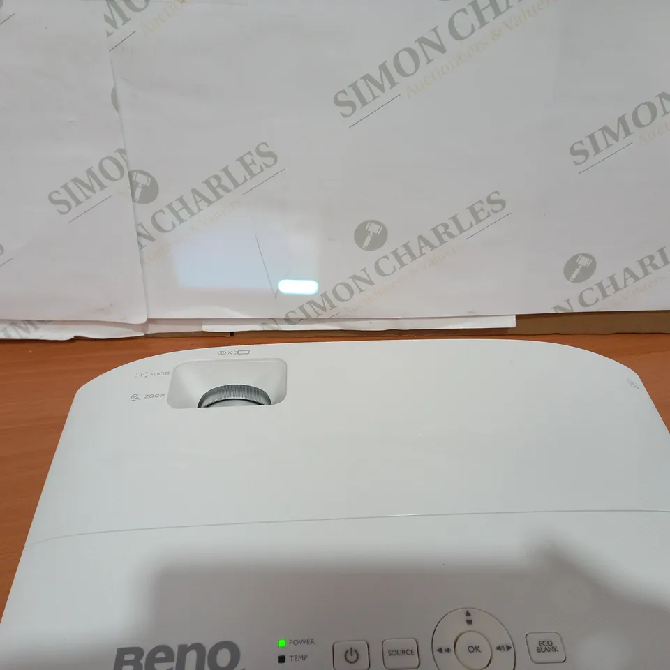 BOXED BENQ W1050 PROJECTOR 