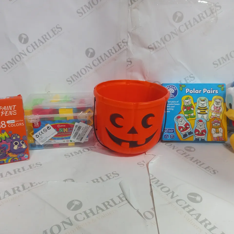 BOX OF APPROX 20 ASSORTED TOYS TO INCLUDE - PUMKIN TRICK OR TREAT BUCKET - ORCHARD TOYS POLAR PAIRS - IYUENG BUILDING BRICKS ECT