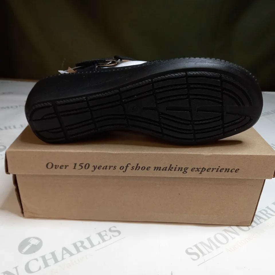 BOXED CUSHION-WALK DIAMANTE SANDALS SIZE 6