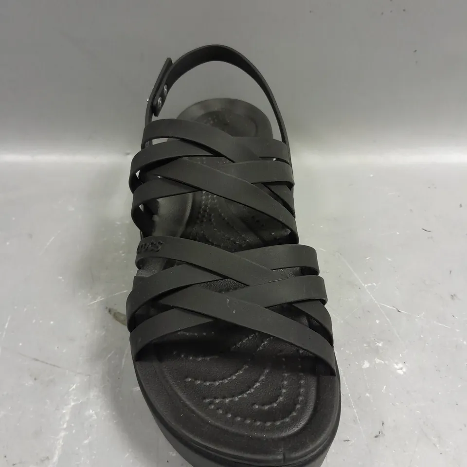 PAIR OF CROCS BROOKLYN STRAPPY OPEN TOE SHOES - 9