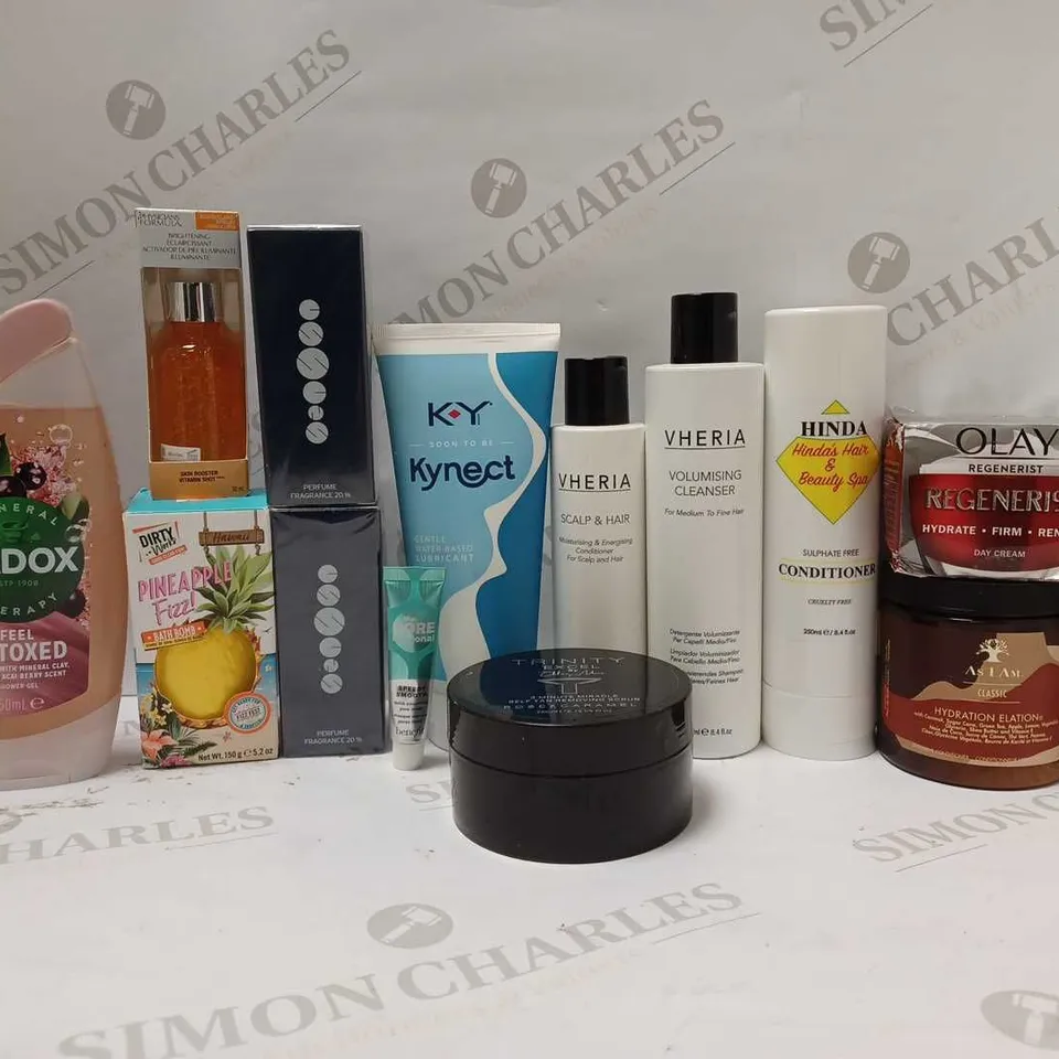 LOT OF APPROX 10 ASSORTED BEAUTY PRODUCTS TO INCLUDE DIRTY WORKS BATH BOMB, RADOX SHOWER GEL, L'OREAL ELVIVE CONDITIONER, VHERIA VOLUMISING CLEANSER, ETC 