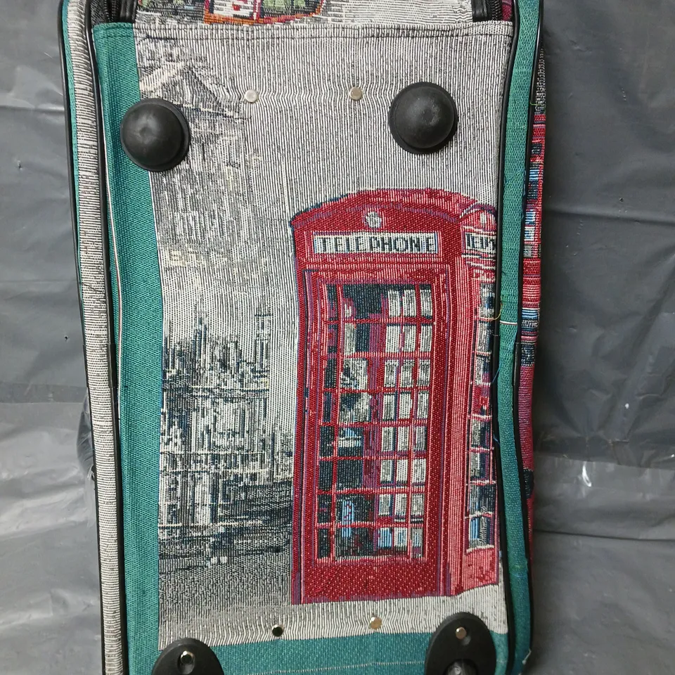 DUFFLE BAG WITH WHEELS IN LONDON DESIGN