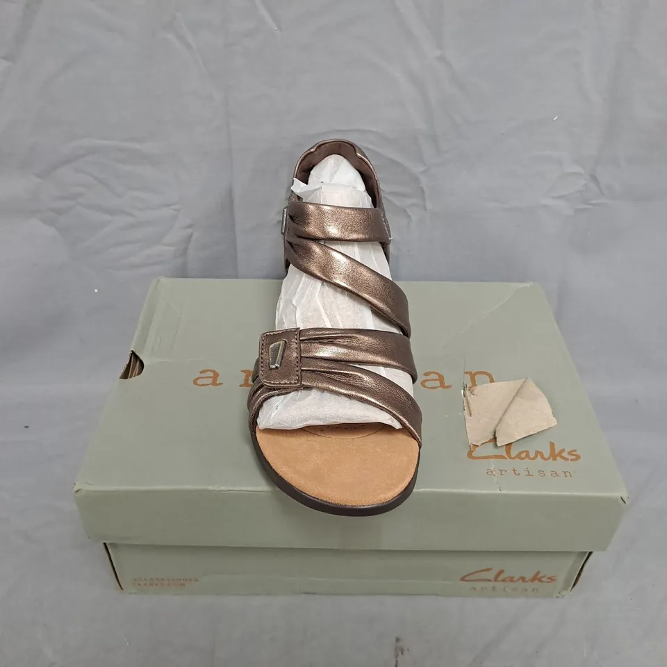 CLARKS ORIGINALS KITTY AVE BRONZE LEATHER SANDALS – WOMEN'S UK 8 (EU 42)