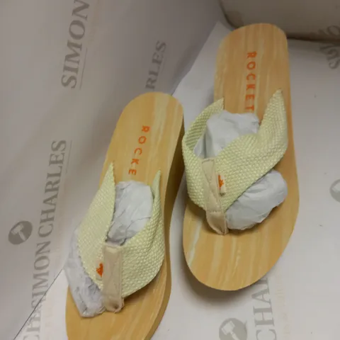 ROCKET DOG CREAM SANDLES - SIZE 7