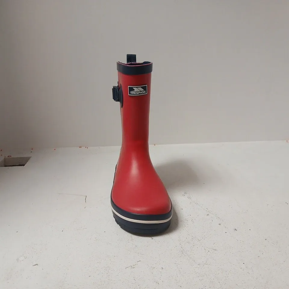 PAIR OF TRESPASS TRUMPET KID'S WELLINGTON BOOTS IN BERRY RED SIZE UK 1