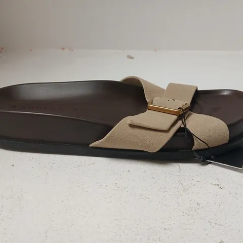 PAIR OF STRADIVARIUS OPEN TOE CROSS STRAP FOOTBED SANDALS IN BROWN/SAND SIZE UK 4
