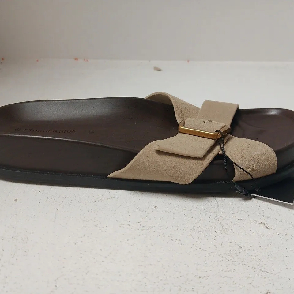PAIR OF STRADIVARIUS OPEN TOE CROSS STRAP FOOTBED SANDALS IN BROWN/SAND SIZE UK 4