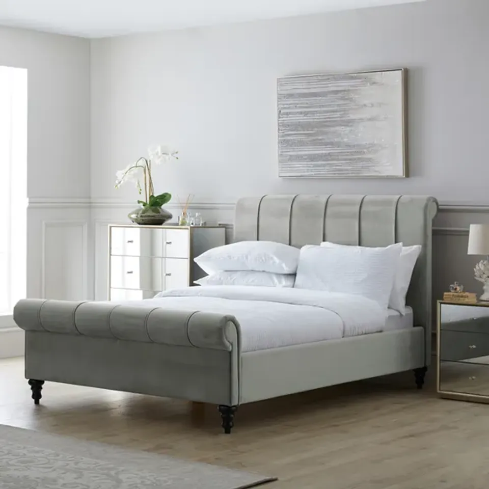BOXED 6FT CLASSIC PLEATED PALE GREY BEDSTEAD (2 OF 3 BOXES, INCOMPLETE) 