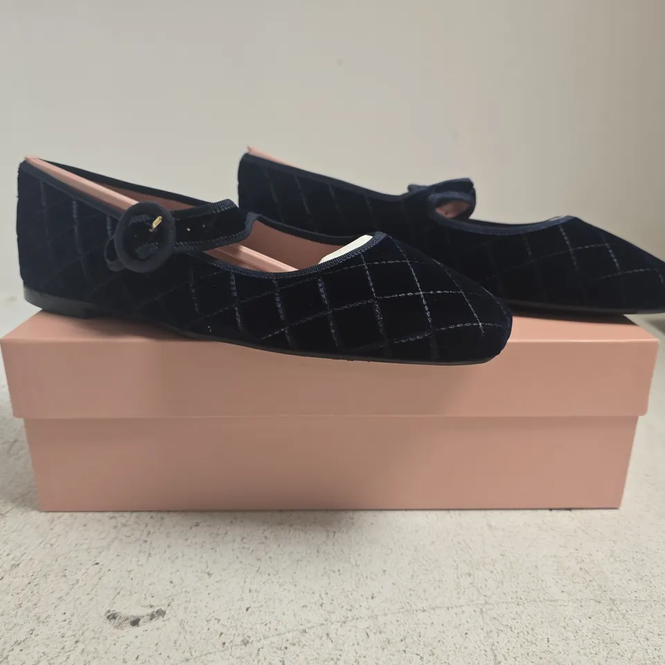 BOXED PAIR OF PRETTY BALLERINAS CAMILLE SHOES IN NAVY SIZE EU 39