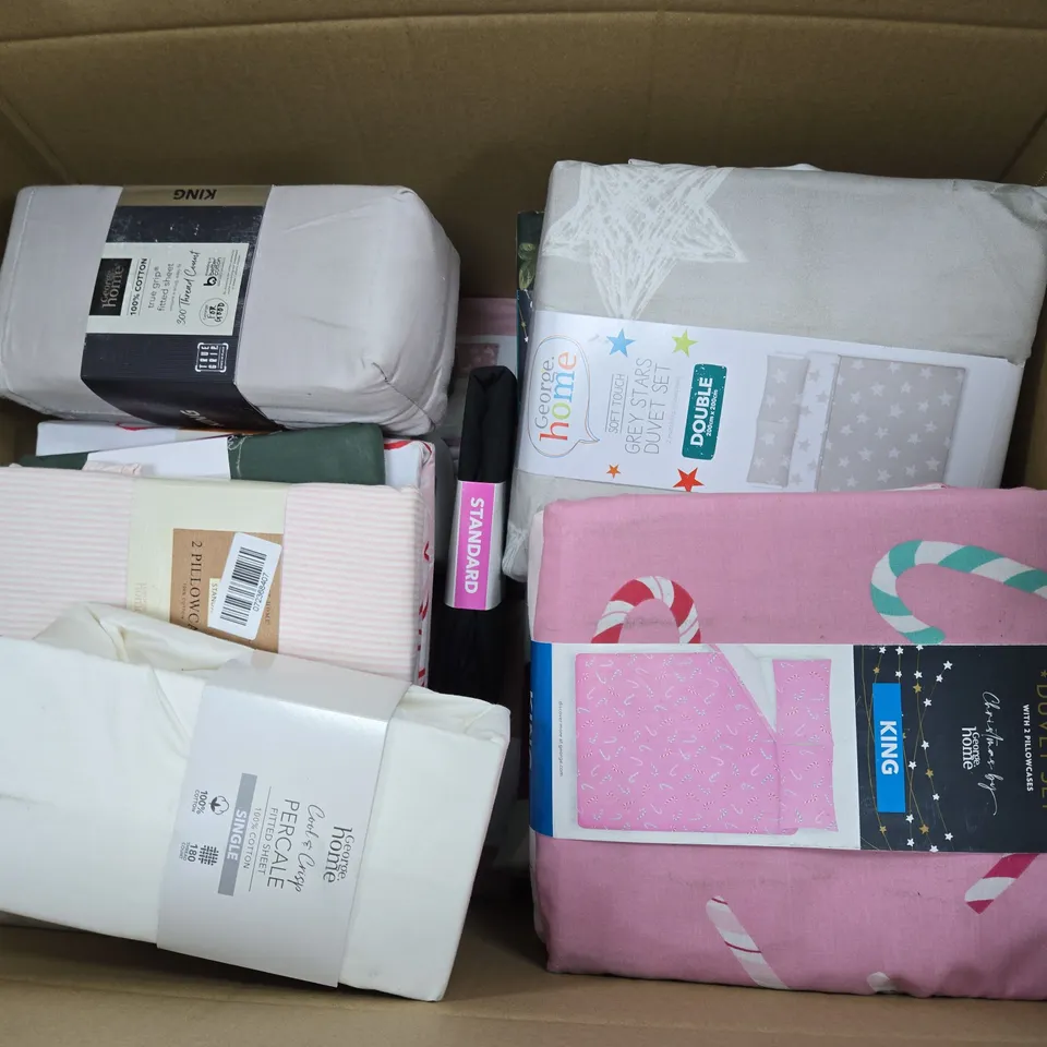 BOX OF APPROXIMATELY 12 ASSORTED BEDDING & SOFT FABRICS ITEMS TO INCLUDE - DUVET SET - FITTED SHEET - MATTRESS PROTECTOR ETC. 