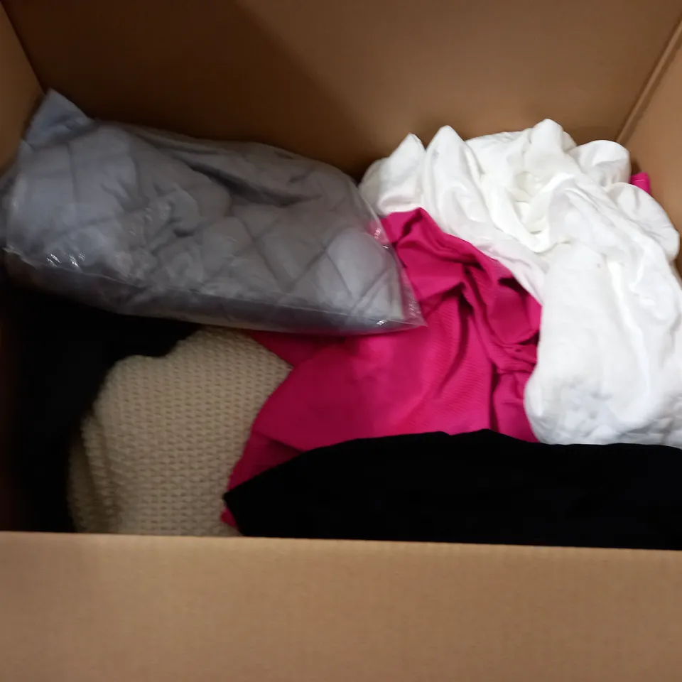 LOT OF ASSORTED HOME FABRIC ITEMS TO INCLUDE CUSHIONS, BEDDING AND DRYING TOWEL