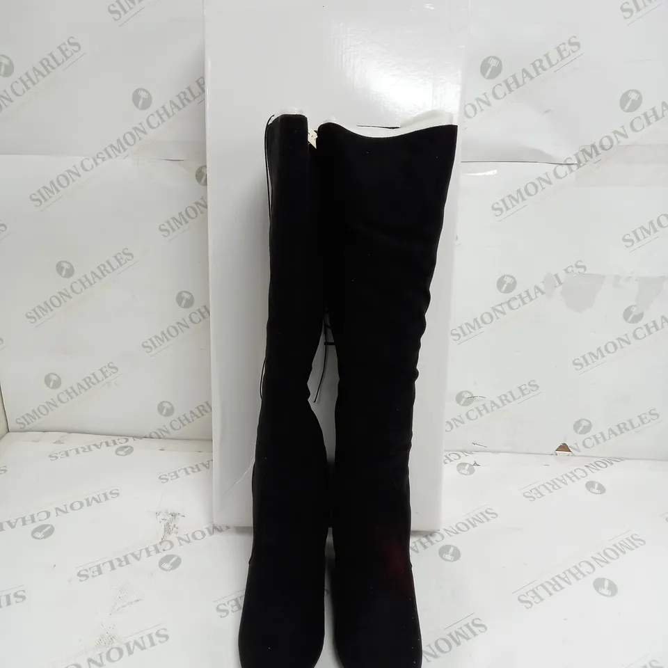 APPROXIMATELY 11 BOXED PAIR OF FOREVER-21 KNEE WEDGE BOOTS IN BLACK SIZE 8 