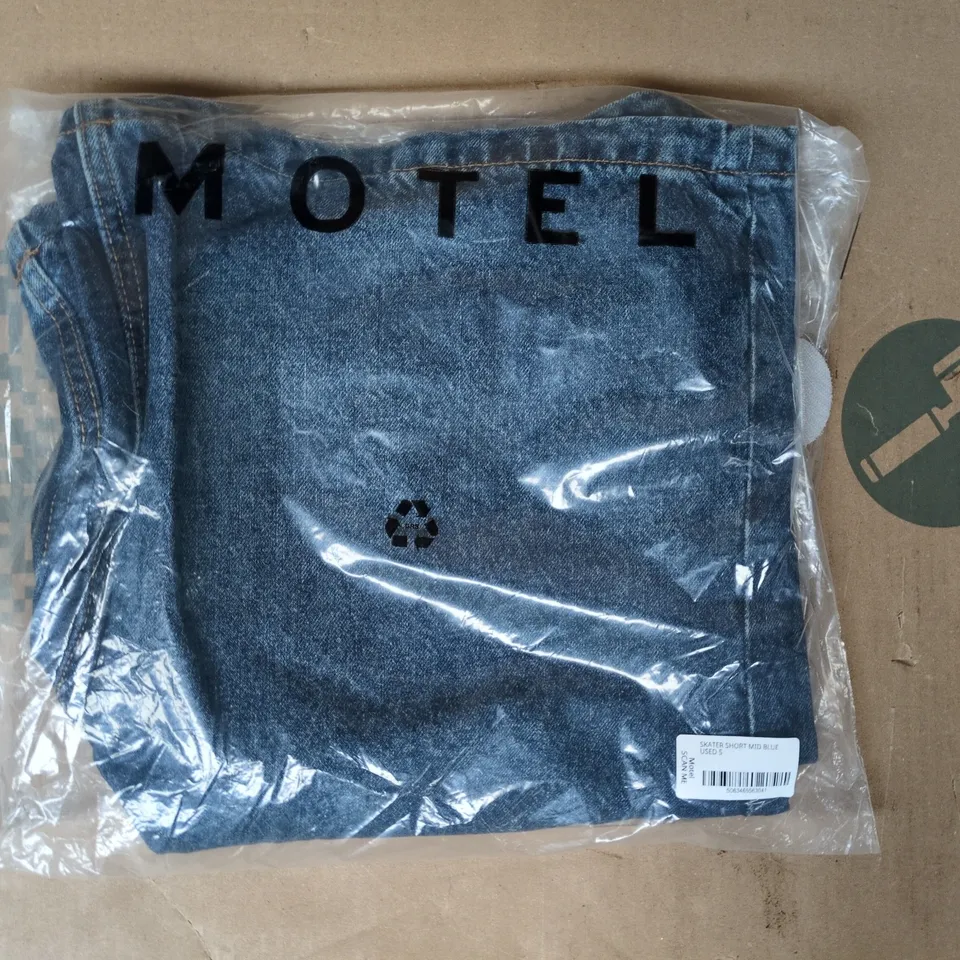 BAGGED MOTEL SKATER SHORT MID BLUE JEANS SIZE SMALL