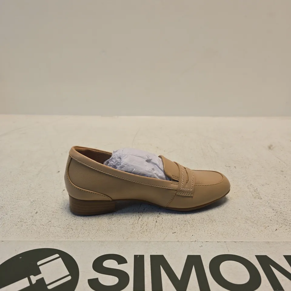 CLARKS JULIET TOP BEIGE LEATHER LOAFER – UK4 (US 6.5)