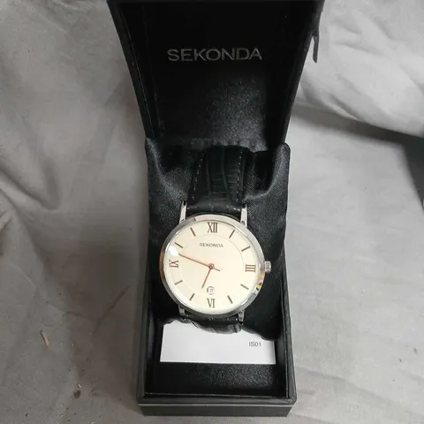 SEKONDA WRISTWATCH – SILVER-TONE CASE, BLACK LEATHER STRAP, WHITE DIAL (BOXED)