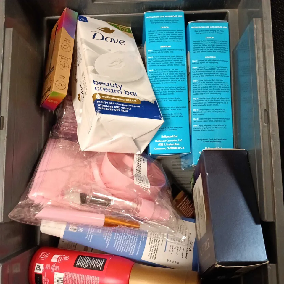 APPROXIMATELY 25 ASSORTED COSMETICS ITEMS TO INCLUDE BULLDOG SHOWER GELL, DOVE BODY WASHX2 ECT