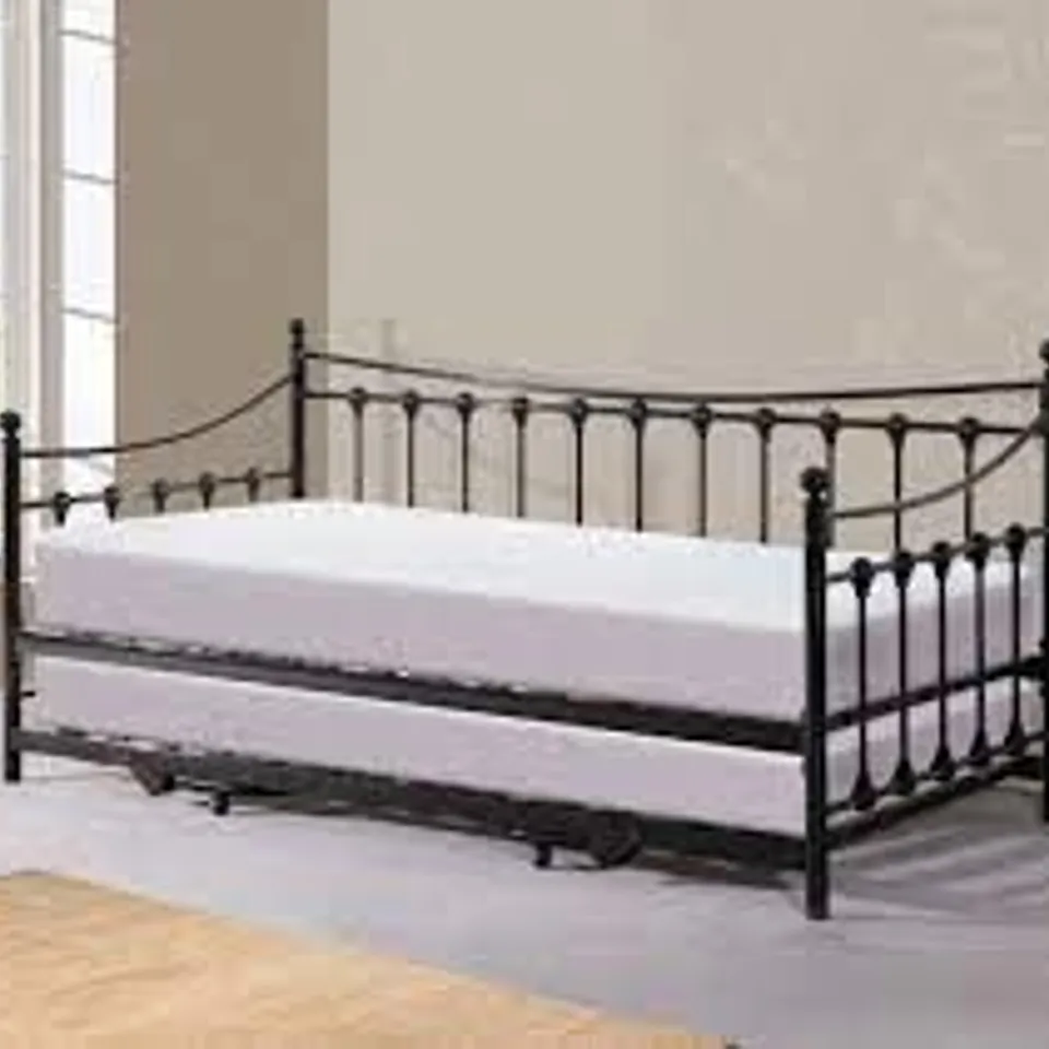 BOXED MEMPHIS DAY BED IN BLACK 