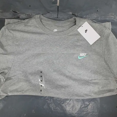 NIKE T-SHIRT IN GREY SIZE MEDIUM