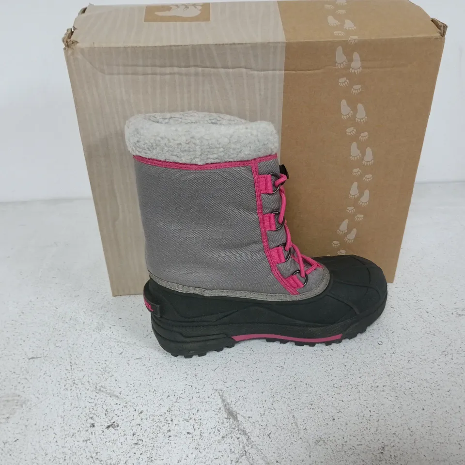 BOXED PAIR OF SOREL YOUTH CUMBERLAND 2 BOOTS IN LIGHT GREY/PINK - UK 2.5