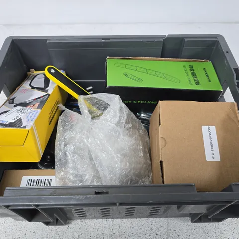 APPROXIMATELY 10 ASSORTED VEHICLE PARTS AND ACCESSORIES 