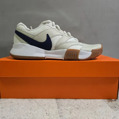 BOXED PAIR OF NIKE COURT LITE 4 SHOES IN WHITE/BLUE SIZE UK 6
