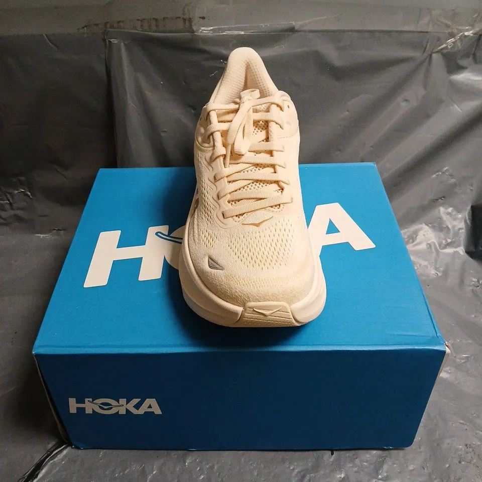 BOXED PAIR OF HOKA BONDI 9 TRAINERS - 7