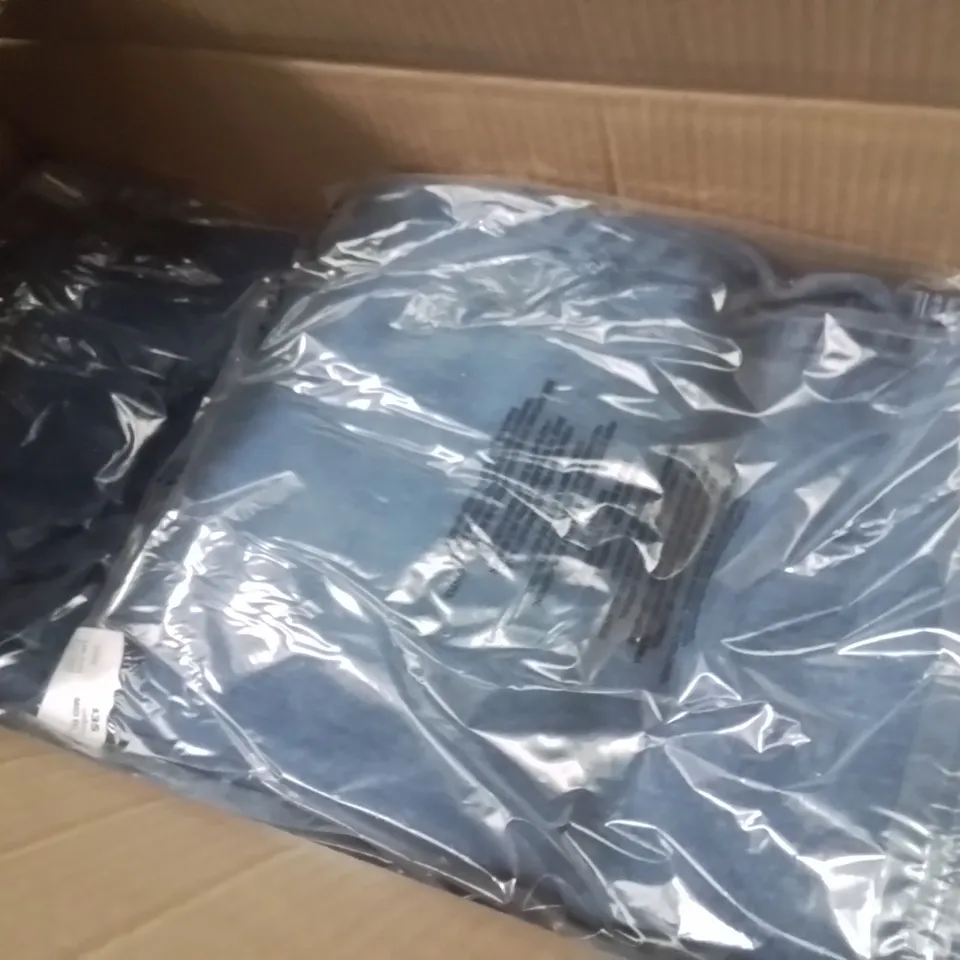 BOX CONTAINING APPROXIMATELY 15 BRAND NEW WOMENS MIDNIGHT BLUE DENIM JEANS 22R