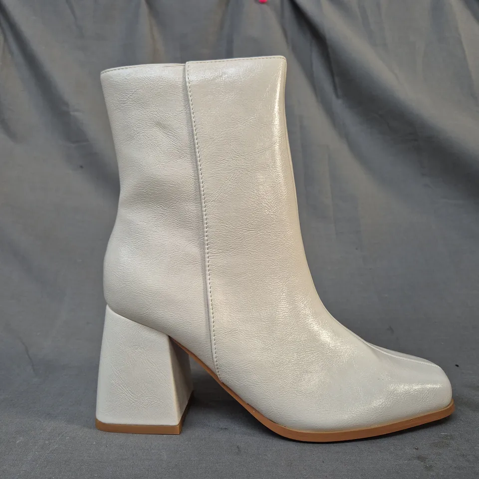 BOXED PAIR OF BOOHOO WIDE FIT BLOCK HEEL ANKLE BOOTS IN CREAM SIZE 5