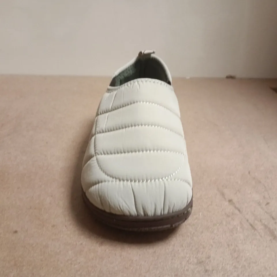 BOXED PAIR OF LONGBAY OUTDOOR SLIPPERS IN BEIGE SIZE UK 11