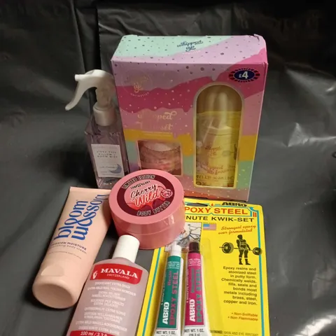 APPROXIMATELY 15 ASSORTED HEALTH & BEAUTY PRODUCTS TO INCLUDE SOAP AND GLORY, BODY CREAM AND GIFT SET