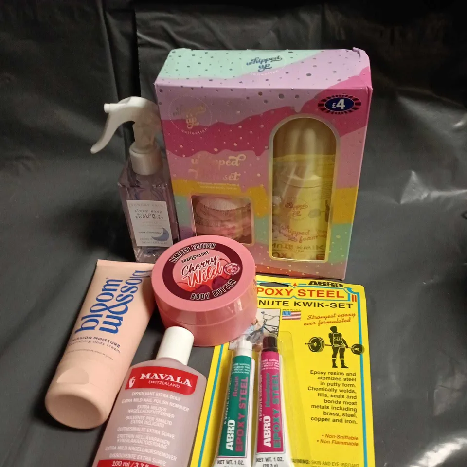 APPROXIMATELY 15 ASSORTED HEALTH & BEAUTY PRODUCTS TO INCLUDE SOAP AND GLORY, BODY CREAM AND GIFT SET
