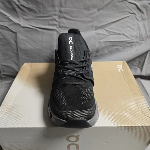 BOXED PAIR OF ON CLOUD CLOUDSWIFT 4 AD TRAINERS - UK SIZE 8.5
