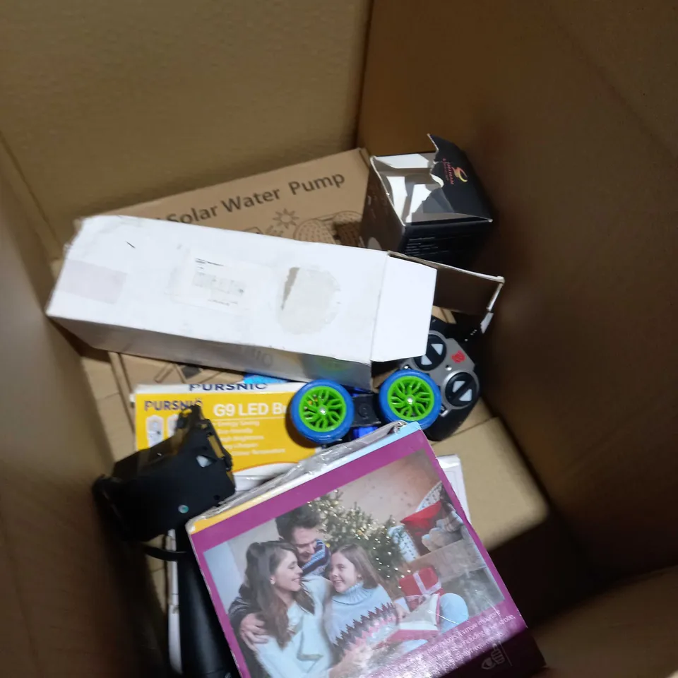 BOX OF APPROXIMATELY 5 ASSORTED ITEMS TO INCLUDE REMOTE CAR, BALL LIGHT, SOLAR WATER PUMP ETC